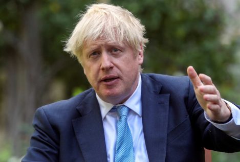 Johnson amenaza con echar a los conservadores rebeldes y asegura que no retrasará el Brexit
