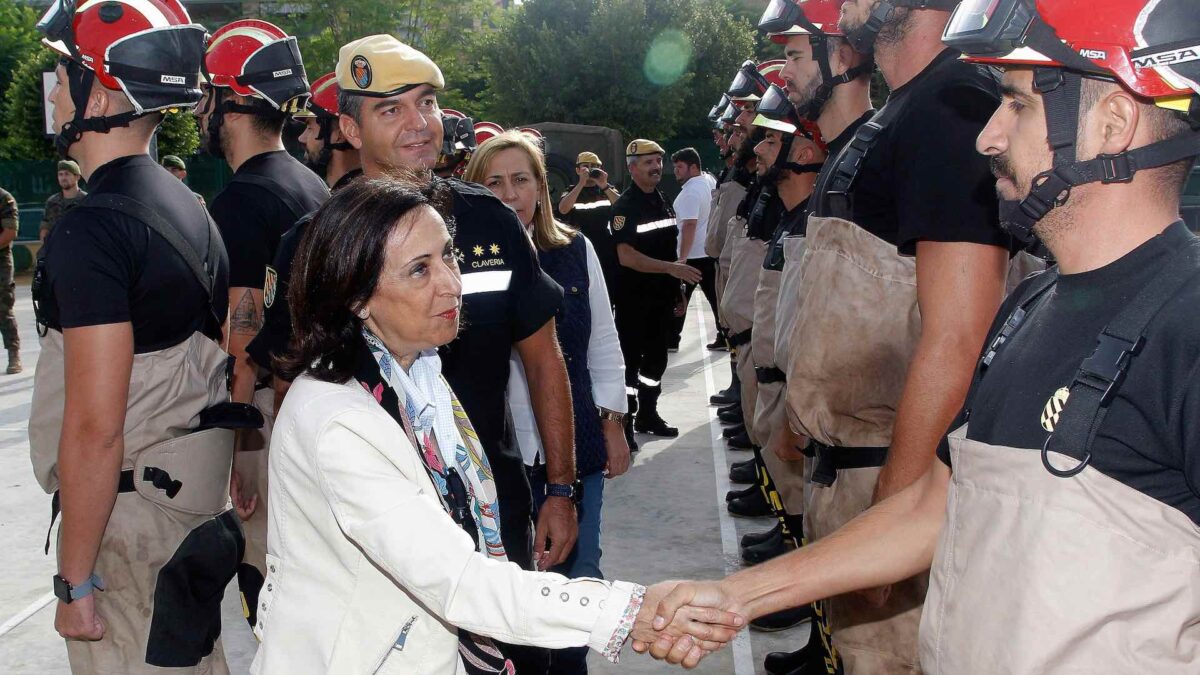 La ministra de Defensa asegura que la UME tiene «mucho por hacer todavía» en la zona cero del temporal