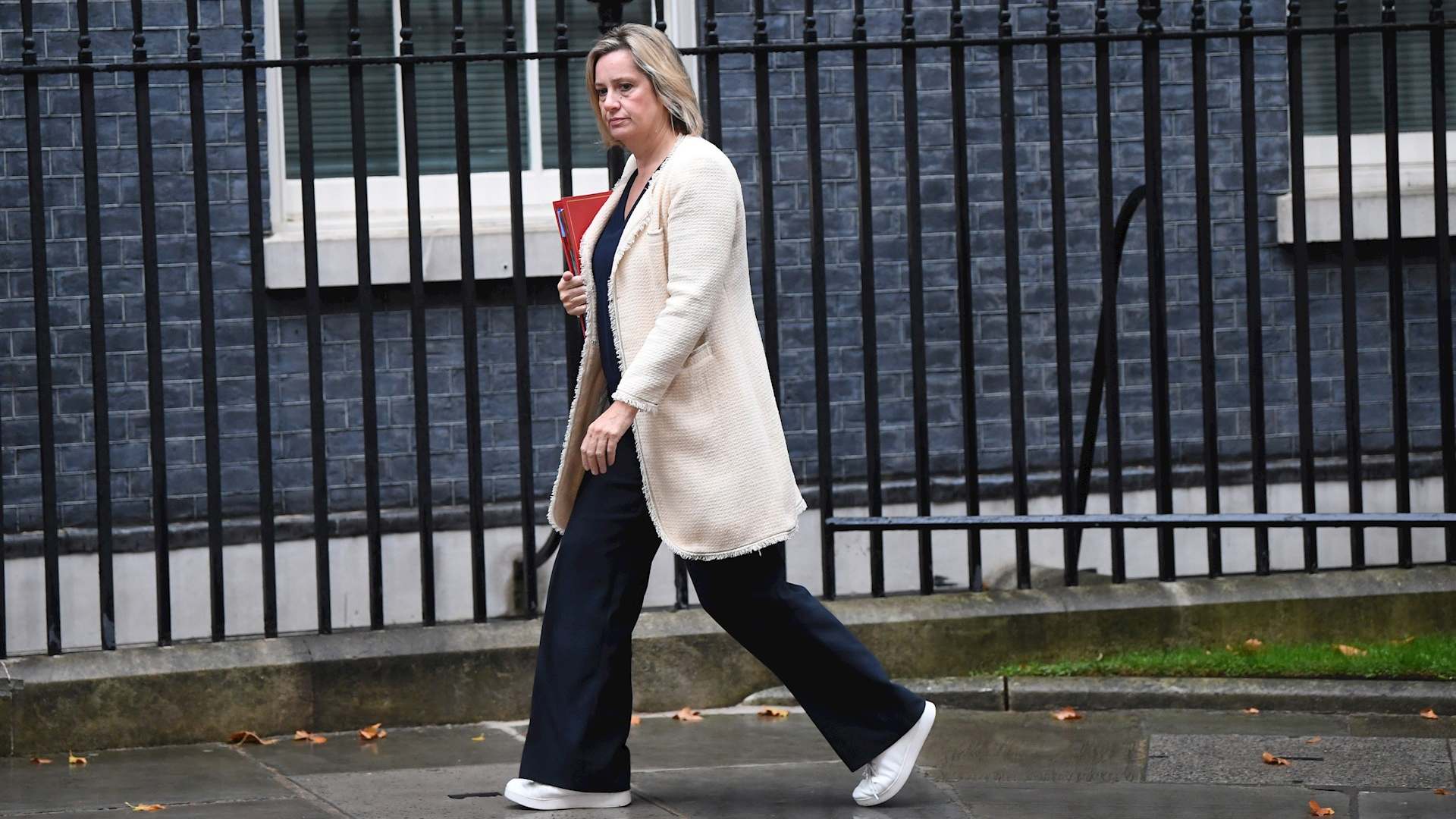 La ministra de Trabajo británica dimite tras la "matanza" de diputados anti-Brexit duro de Johnson