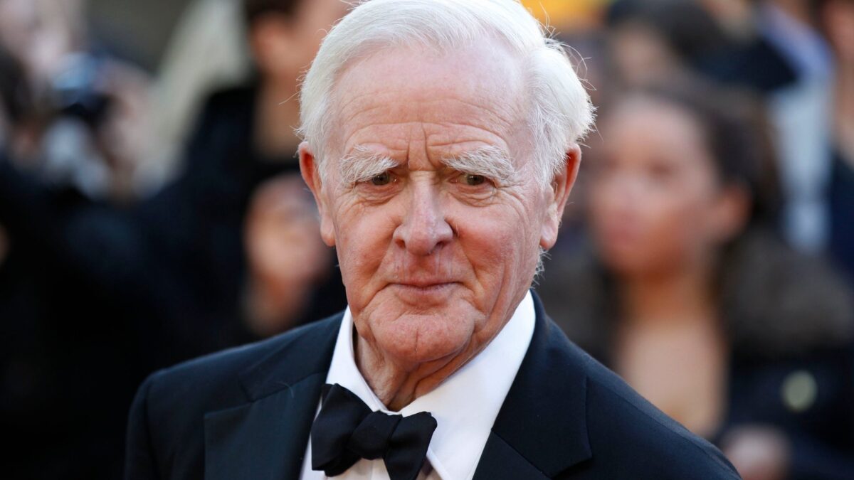 Le Carré dispara contra el «cerdo ignorante» de Boris Johnson en su nueva novela