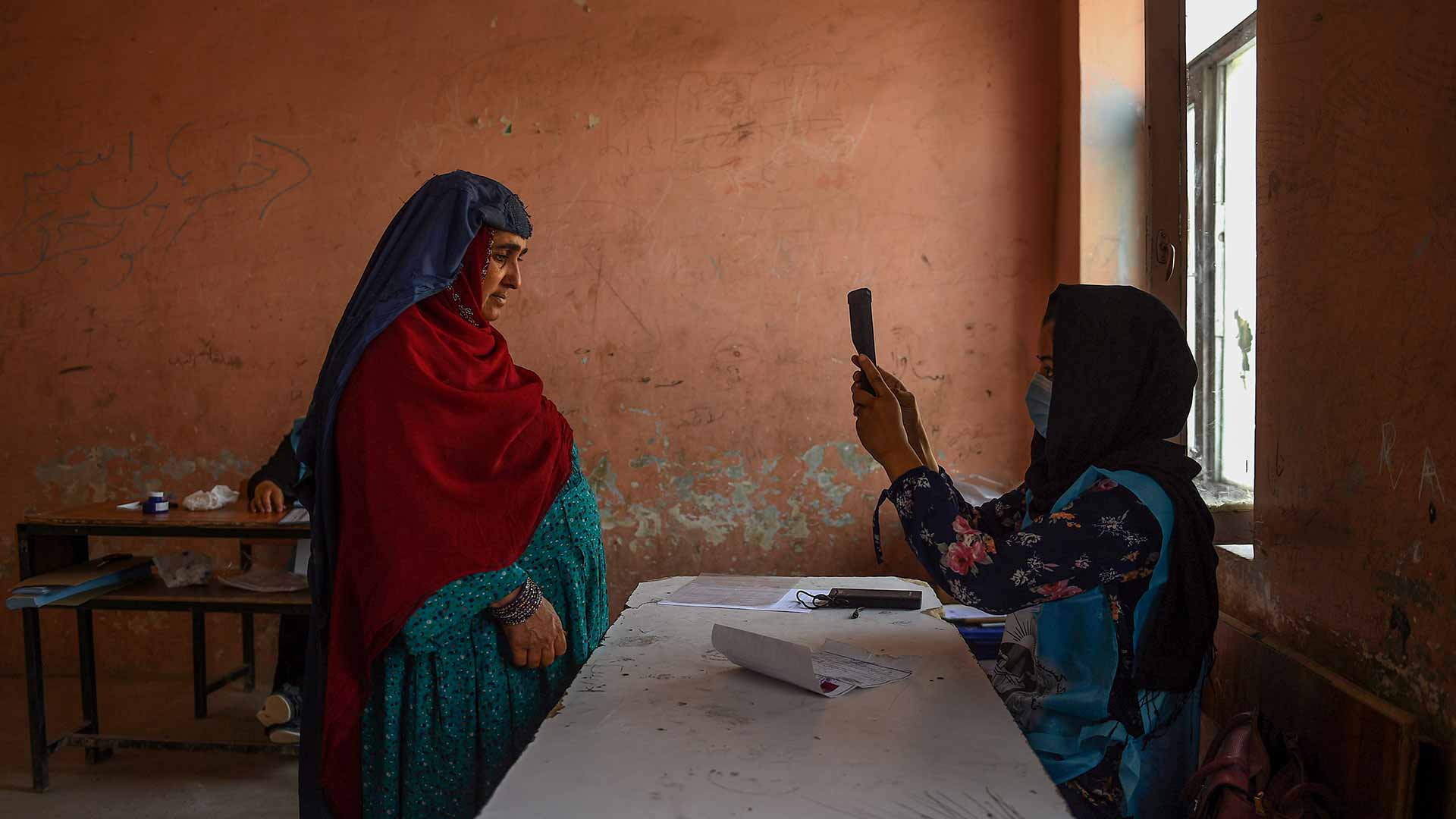 Los afganos acuden a las urnas en unas presidenciales con triple amenaza