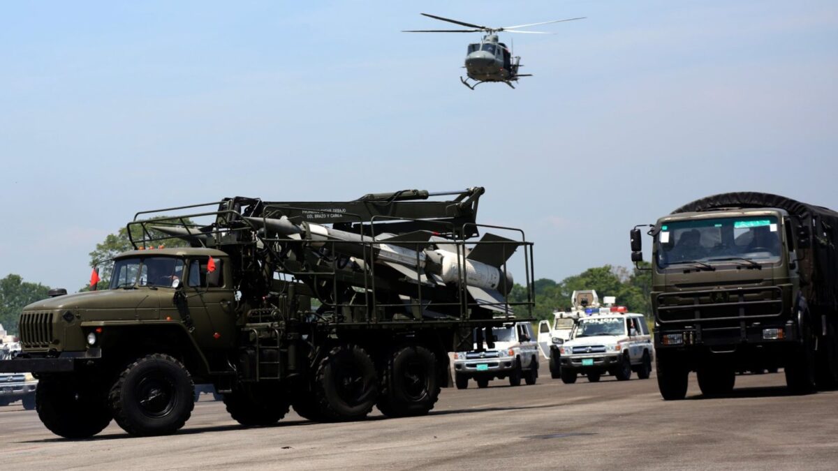 Maduro dispara la tensión con Colombia al desplegar 150.000 militares en la frontera