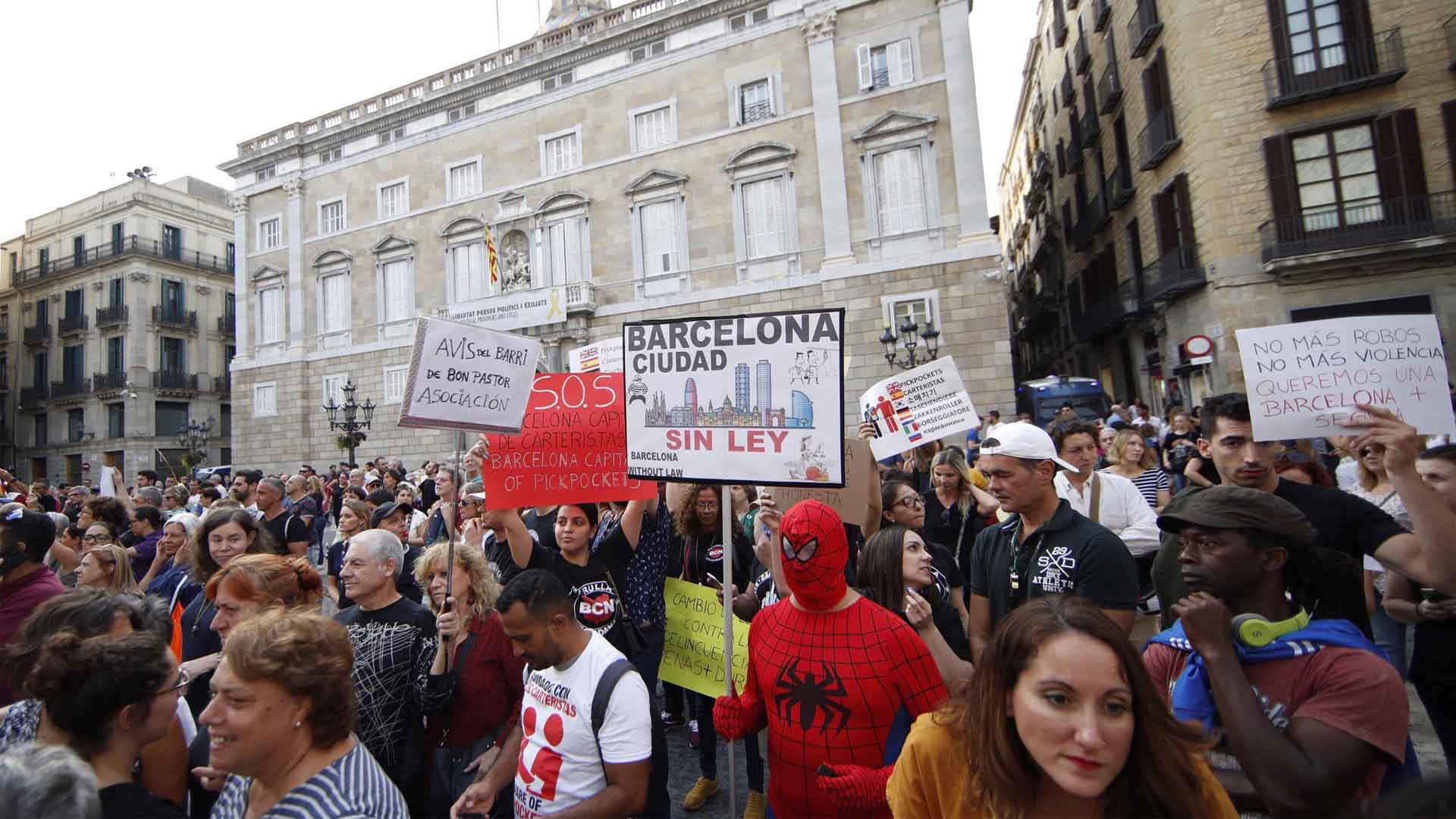 Medio millar de vecinos y comerciantes se manifiestan contra la inseguridad en Barcelona