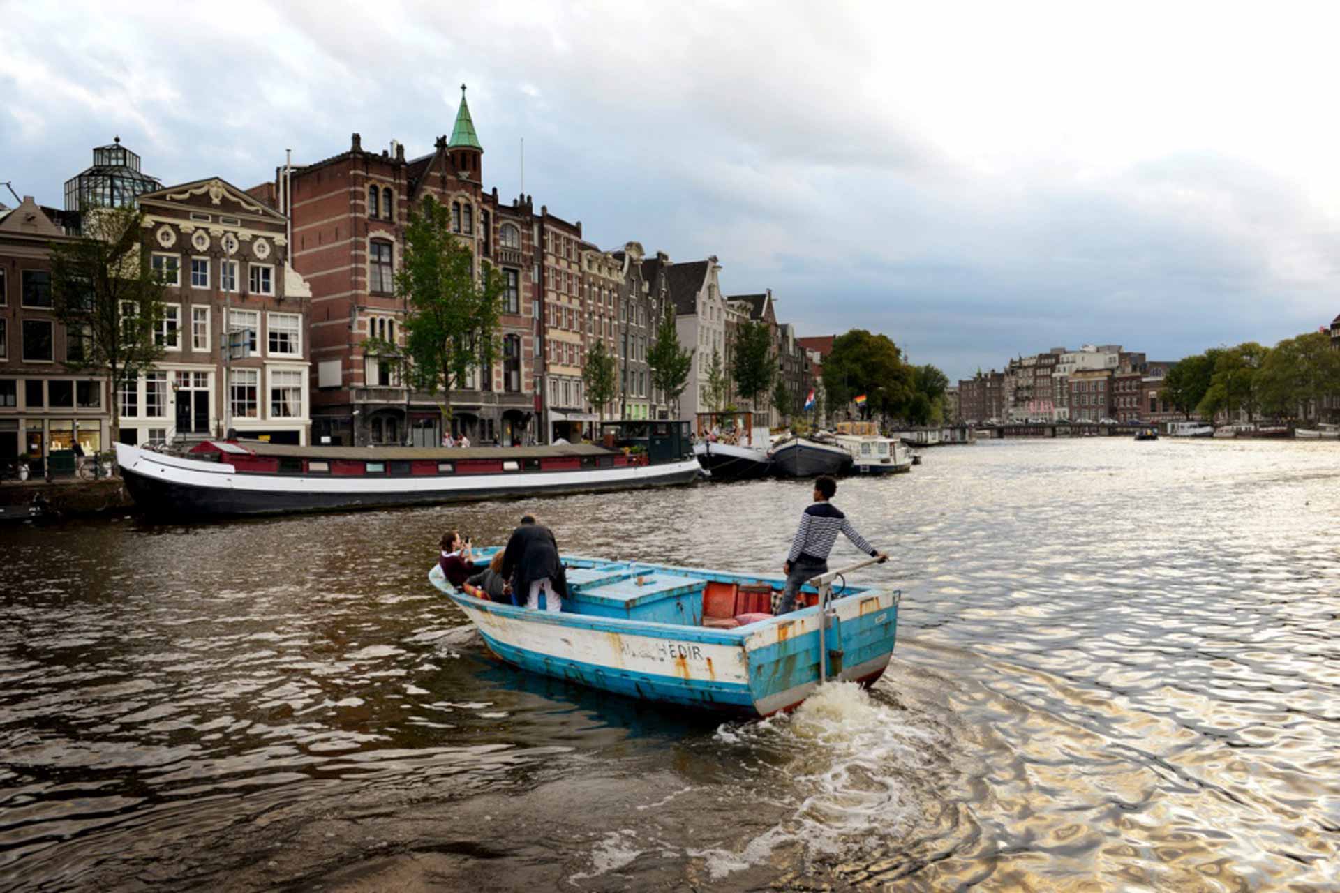 Pasear en patera por los canales y otras 4 experiencias alternativas para conocer Ámsterdam 1