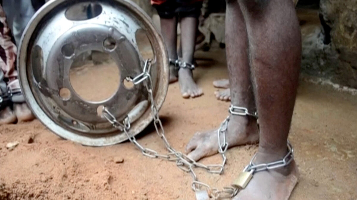 Rescatan a más de 300 jóvenes que estaban siendo torturados y violados en un colegio de Nigeria