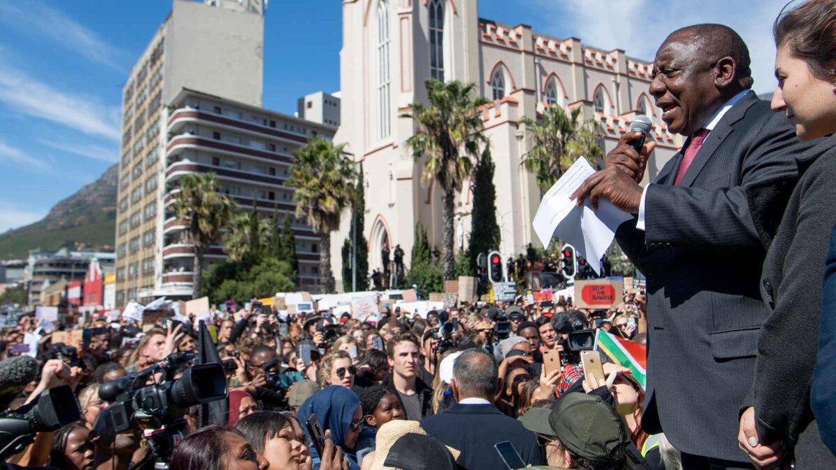 Miles de personas protestan en Sudáfrica por el aumento de la violencia contra las mujeres