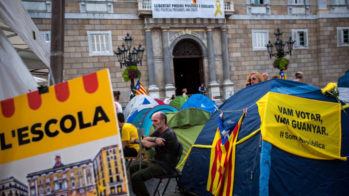 Torra desobece a la Justicia y mantiene la pancarta de apoyo a los presos en el Palau