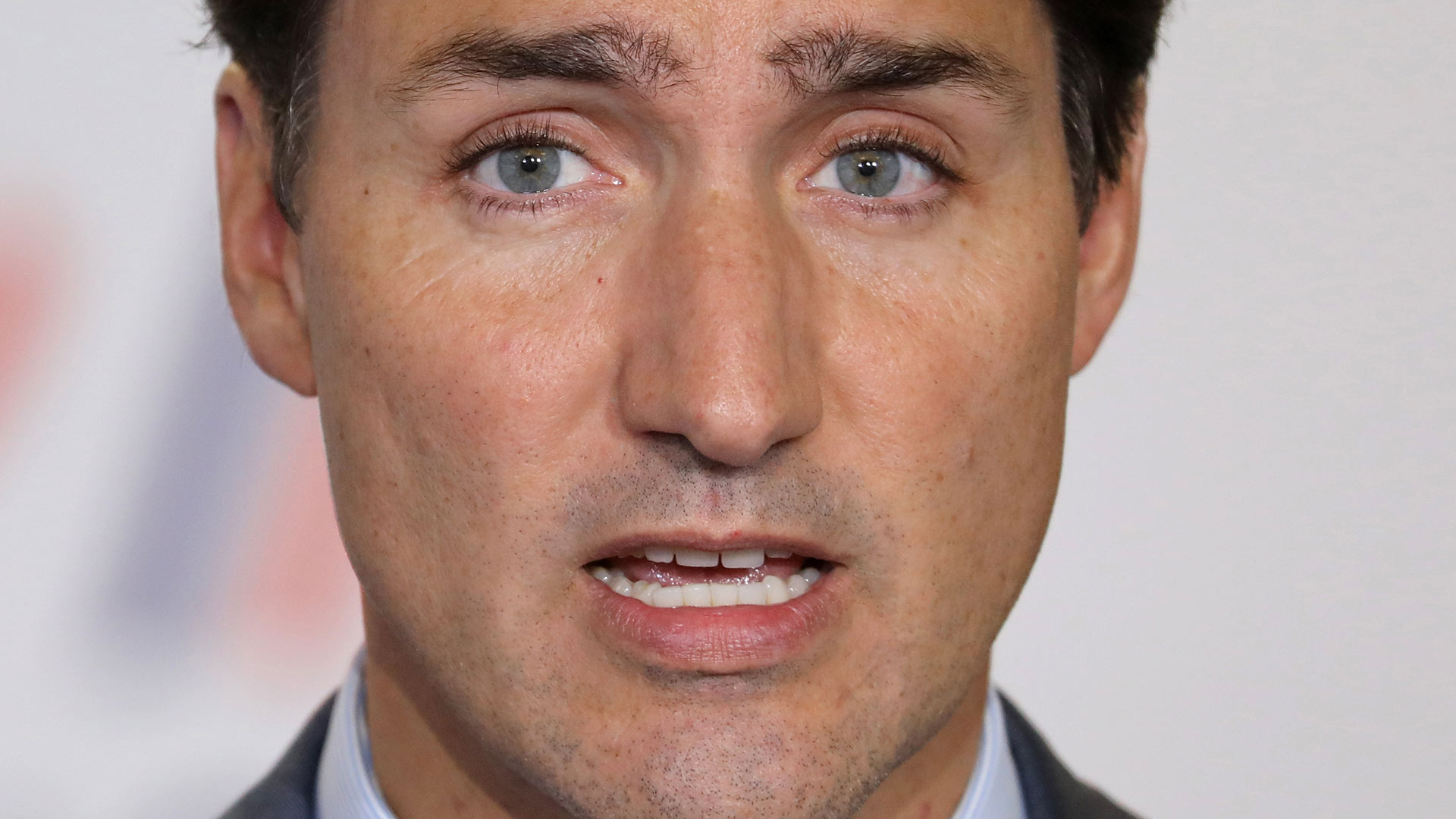 Trudeau se disculpa por una foto en la que aparece vestido de Aladdin maquillado de color negro