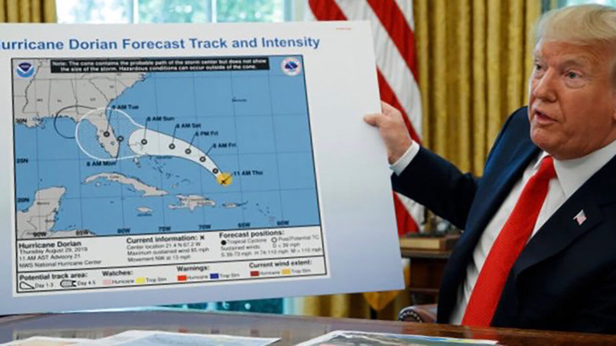 Trump enseña un mapa falseado para justificar que Dorian afectará a Alabama