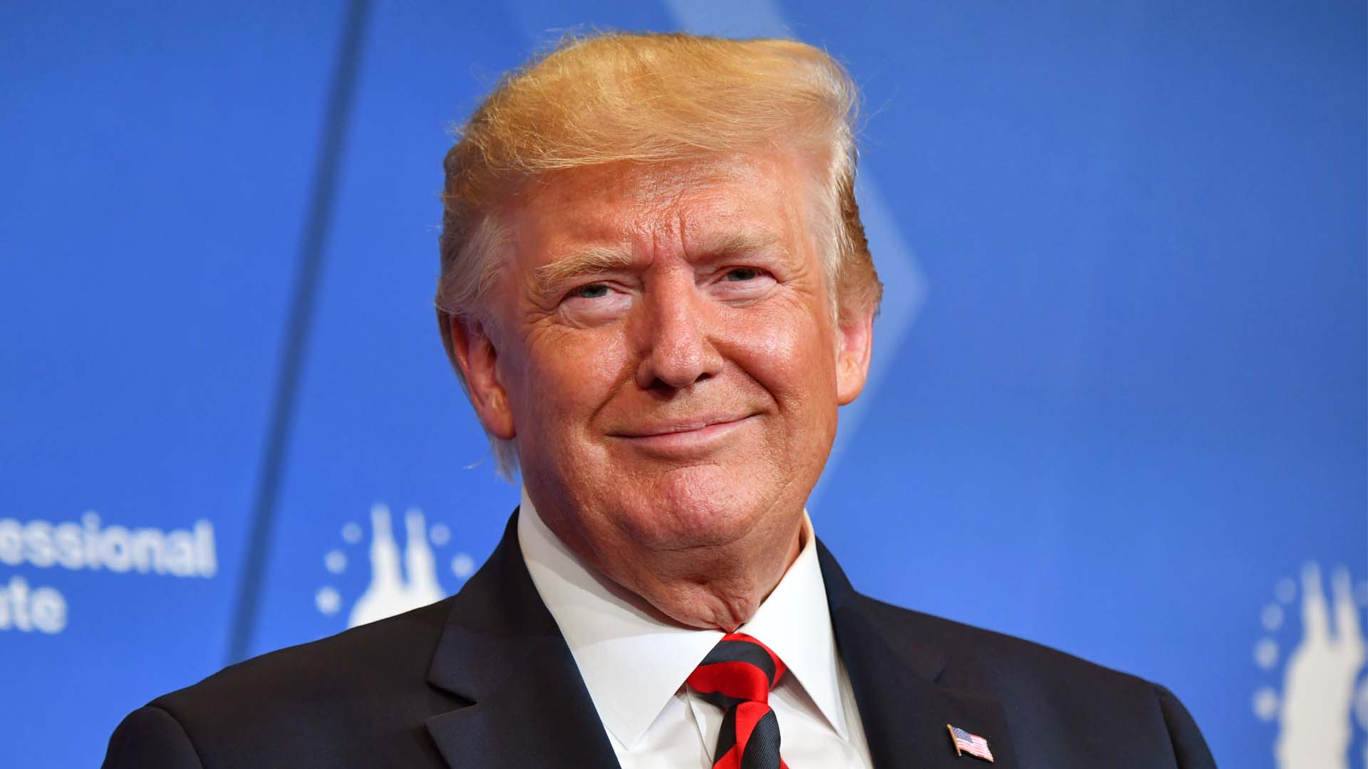 Trump culpa a las bombillas de su color de piel anaranjado