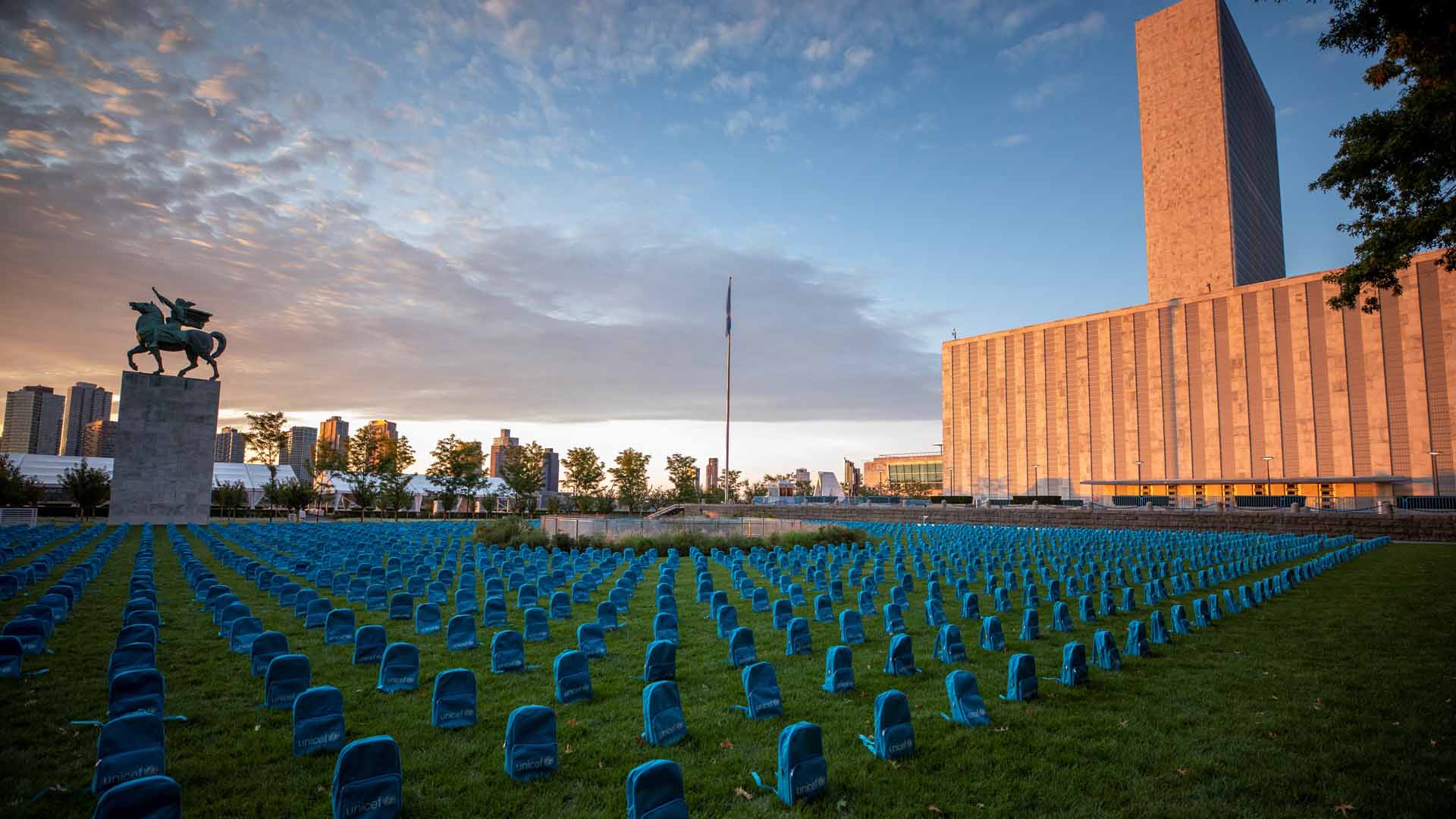 Un cementerio de mochilas escolares recuerda a la ONU los niños muertos en las guerras