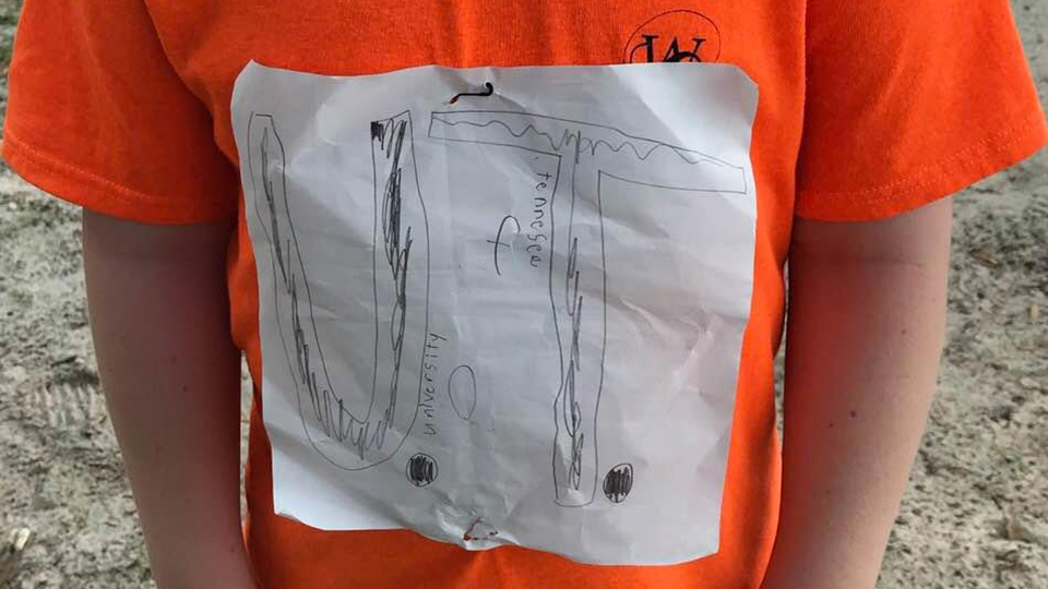 Un niño acosado por dibujarse en la camiseta el logo de su equipo favorito logra que su diseño sea oficial 1