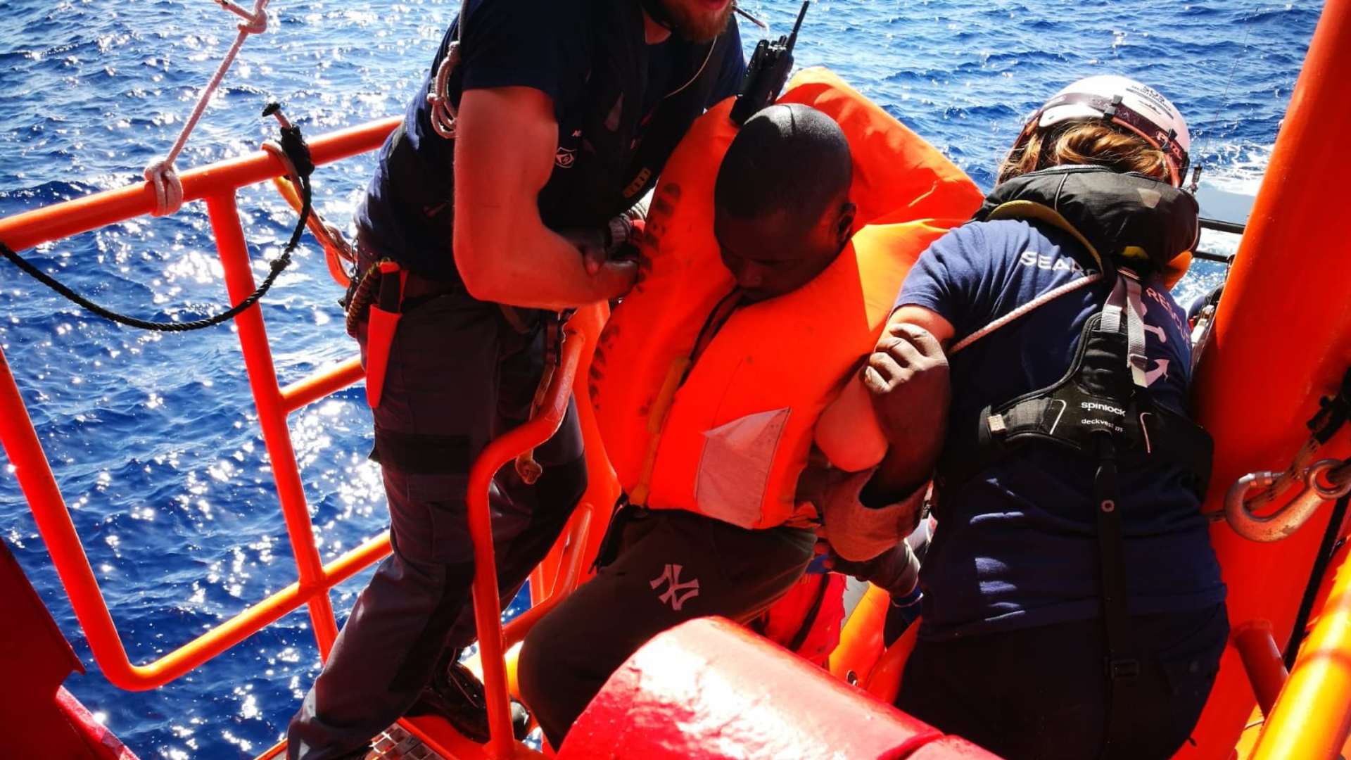 Un nuevo buque humanitario con 50 migrantes a bordo desafía a la Italia post-Salvini