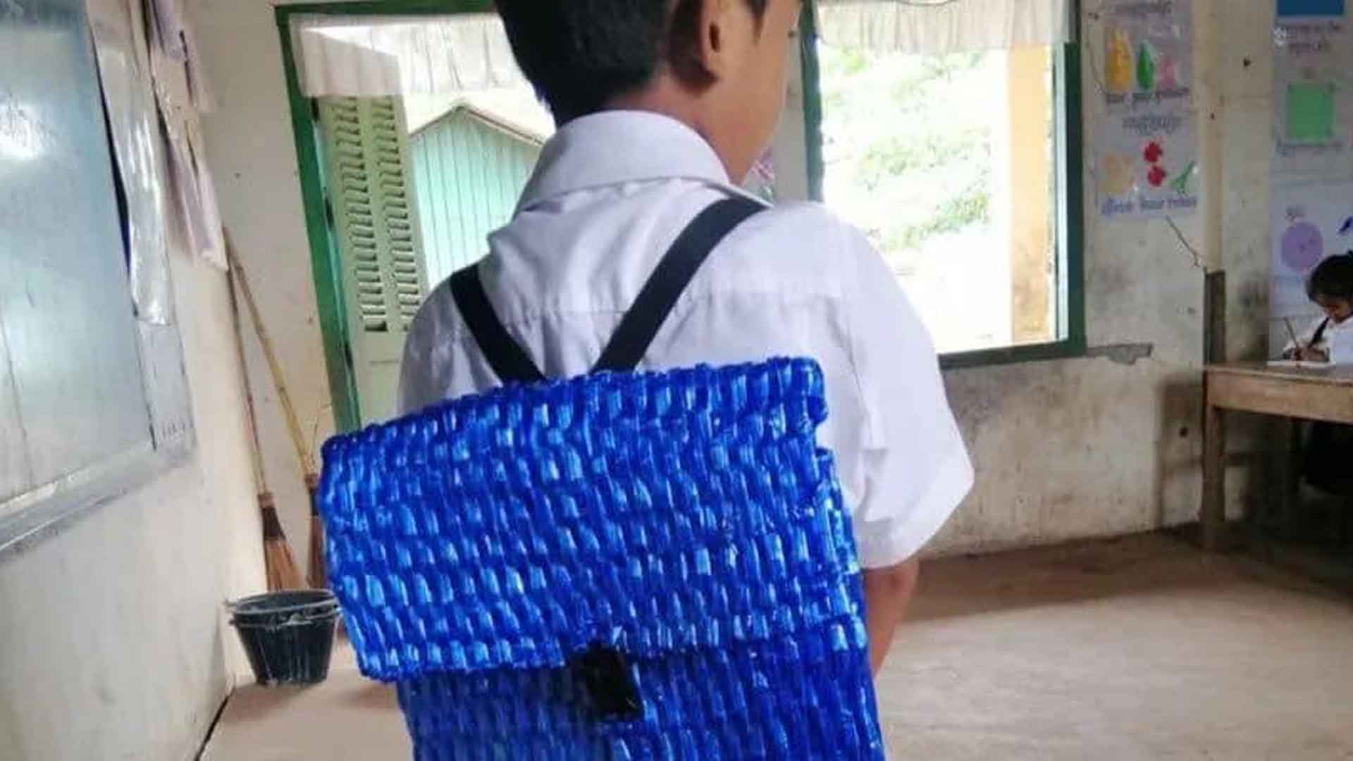 Un padre teje a su hijo una mochila al no tener dinero para comprar una
