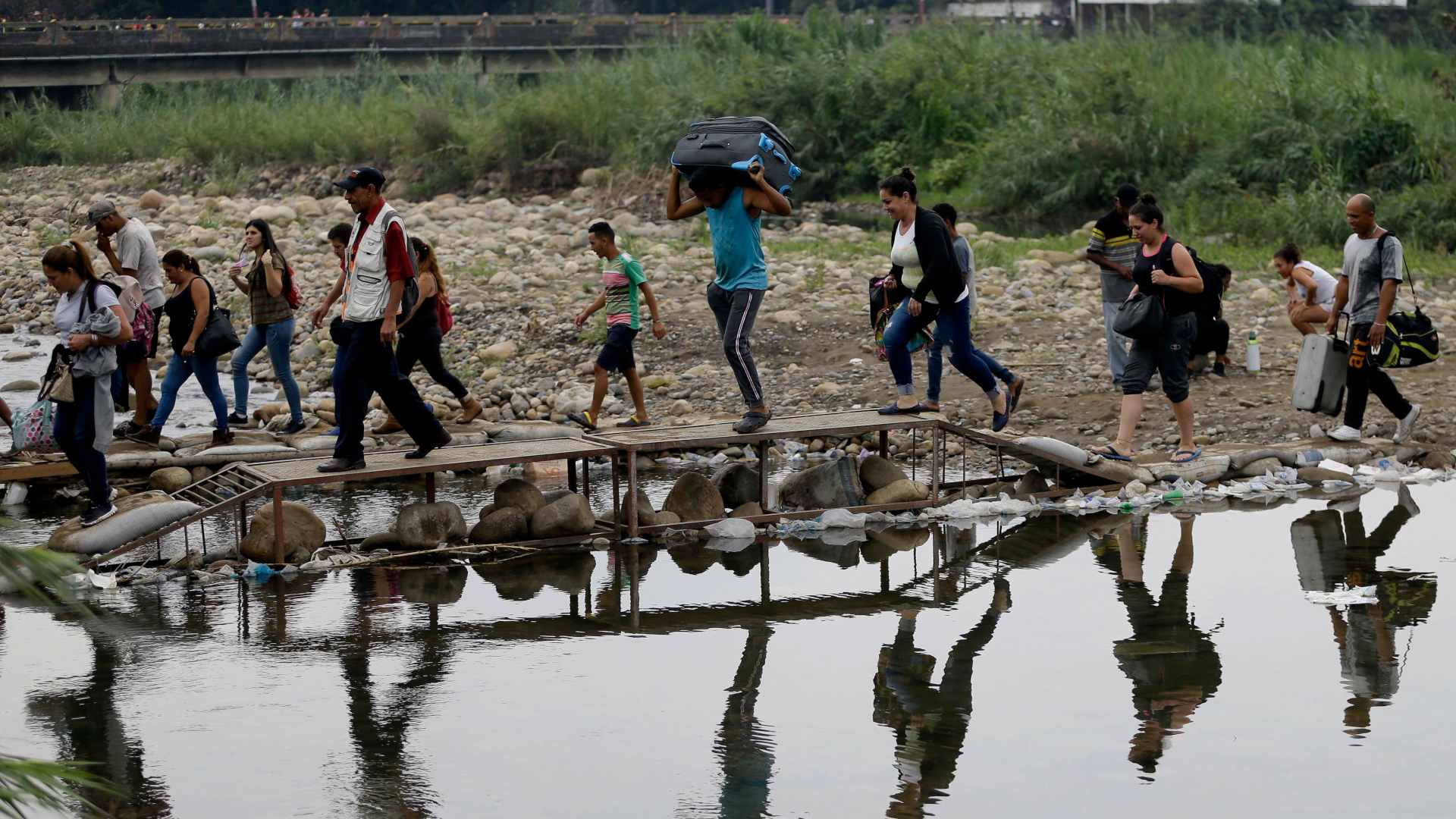 Colombia pide a Perú y Ecuador que abran un corredor humanitario para venezolanos