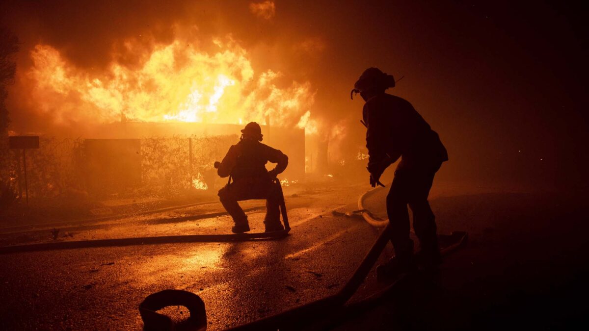 California combate una decena de incendios que obligan a evacuar a miles de personas