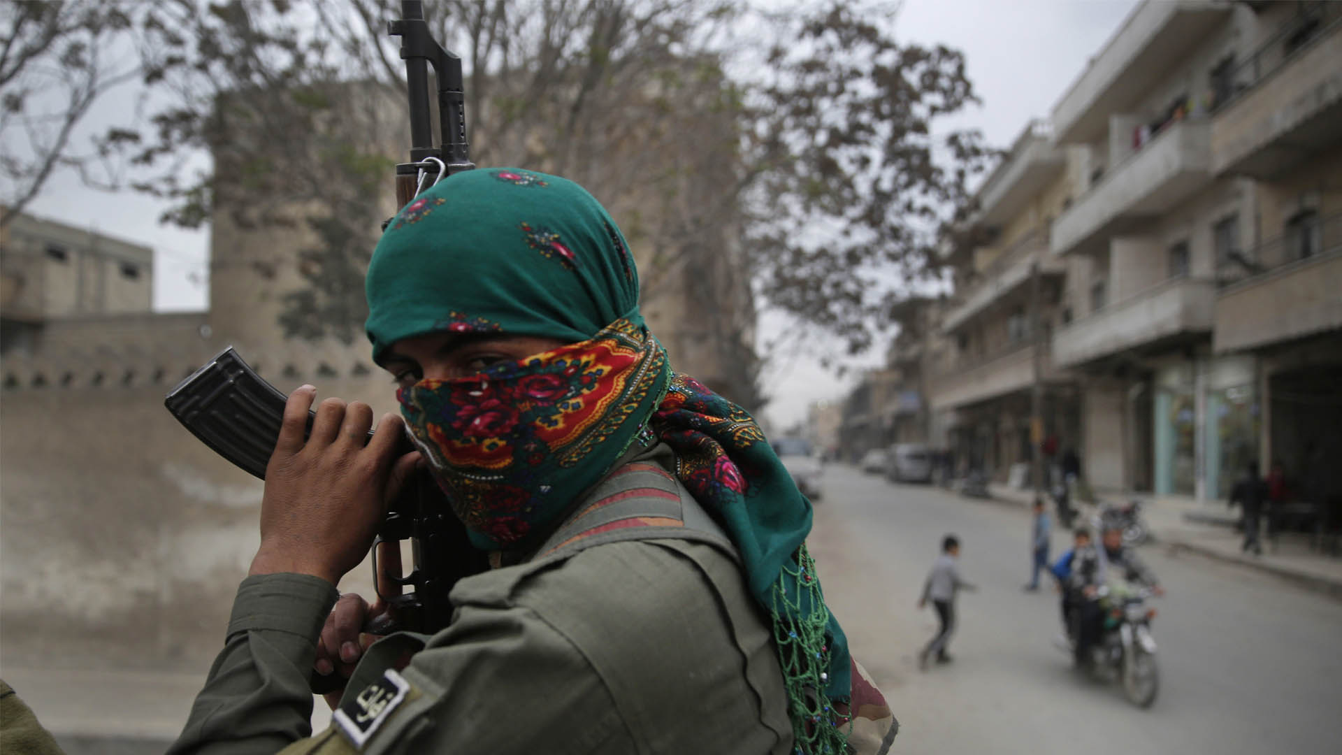 Kurdos, los luchadores contra el Estado Islámico que EEUU abandona y Turquía quiere eliminar