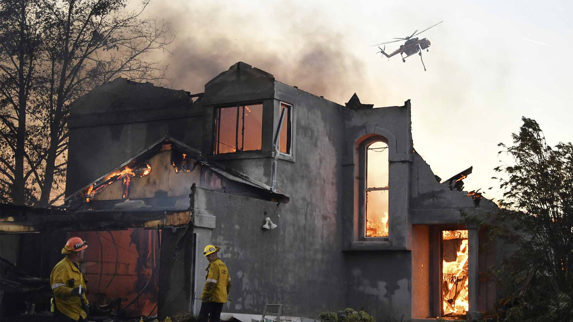 Los incendios en California obligan a evacuar a al menos 50.000 personas