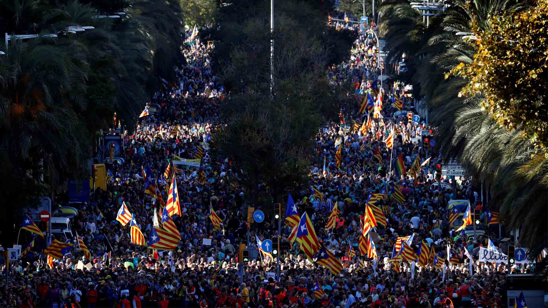 Miles de independentistas salen de nuevo a la calle en Barcelona contra la sentencia del ‘procés’