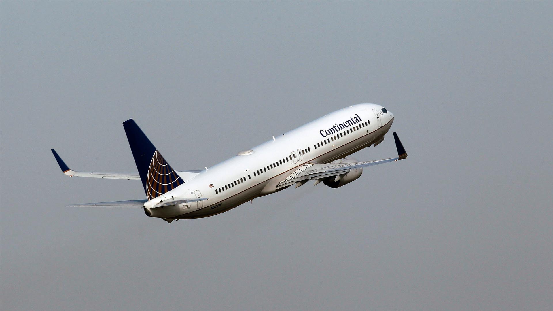 Nuevo golpe a Boeing: la FAA ordena investigar "grietas" en los 737 NG