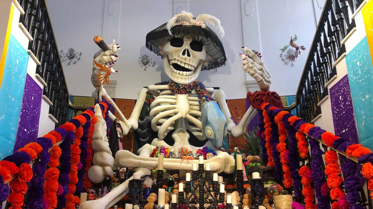 La Catrina, tabaco y una cruz de ceniza: así preparan los mexicanos el altar para el Día de Muertos