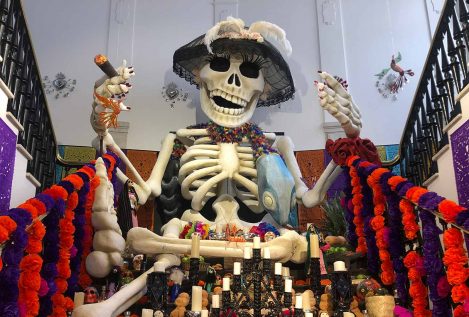La Catrina, tabaco y una cruz de ceniza: así preparan los mexicanos el altar para el Día de Muertos