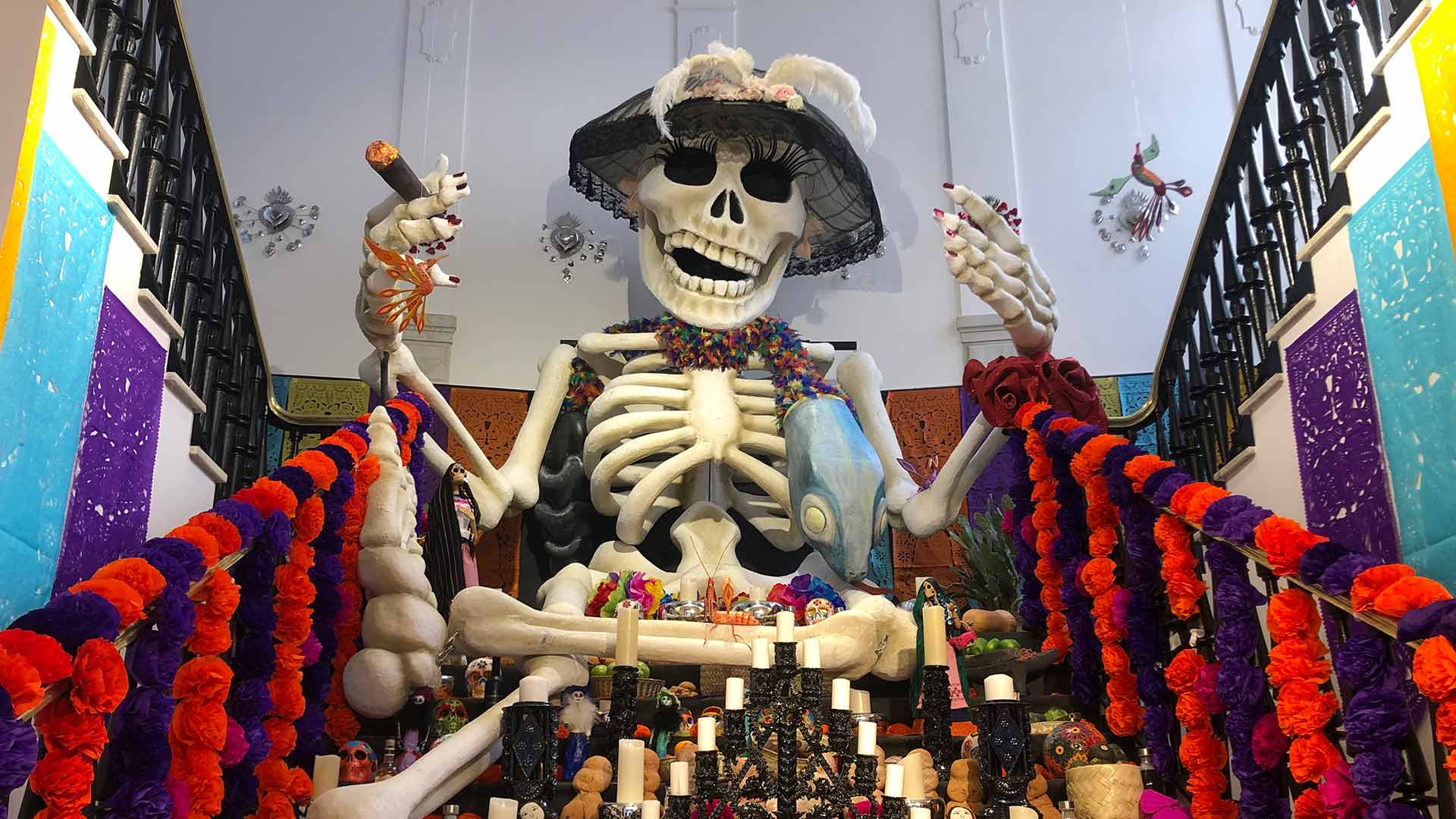 La Catrina, tabaco y una cruz de ceniza: así preparan los mexicanos el altar  para el Día de Muertos - Further - The Objective