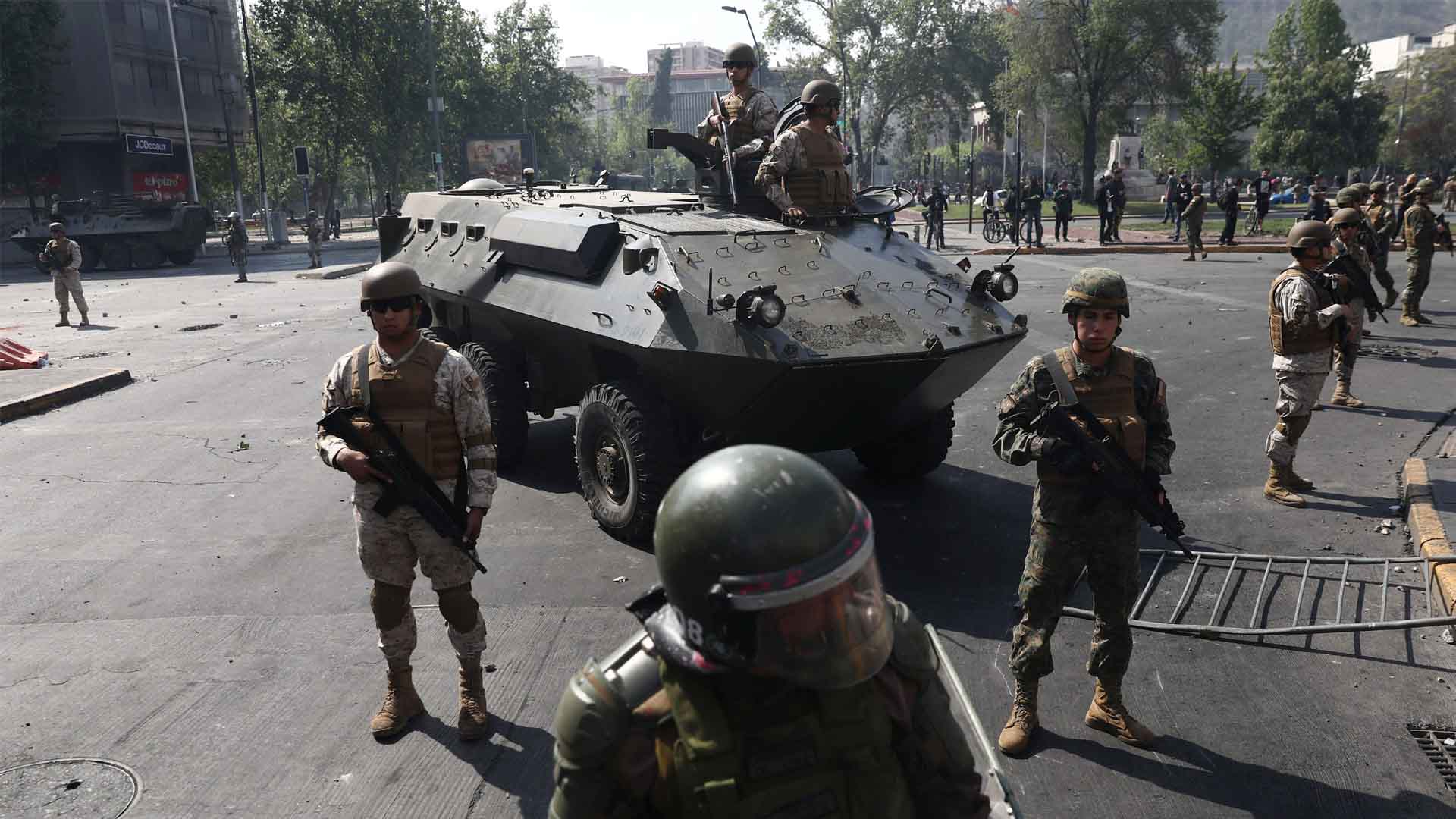 Piñera asegura que Chile está en "guerra" contra una violencia que deja ya una decena de muertos