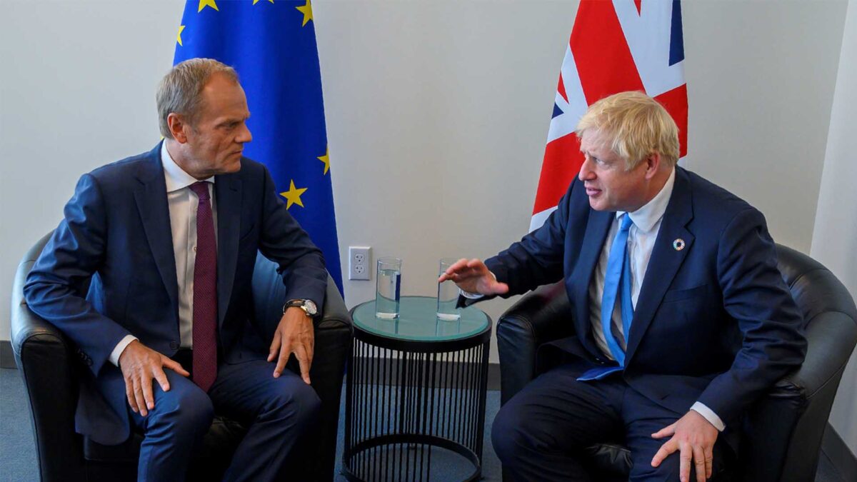 Tusk estalla con Johnson: «No es un juego estúpido de quién tiene la culpa, está en juego el futuro de Europa»