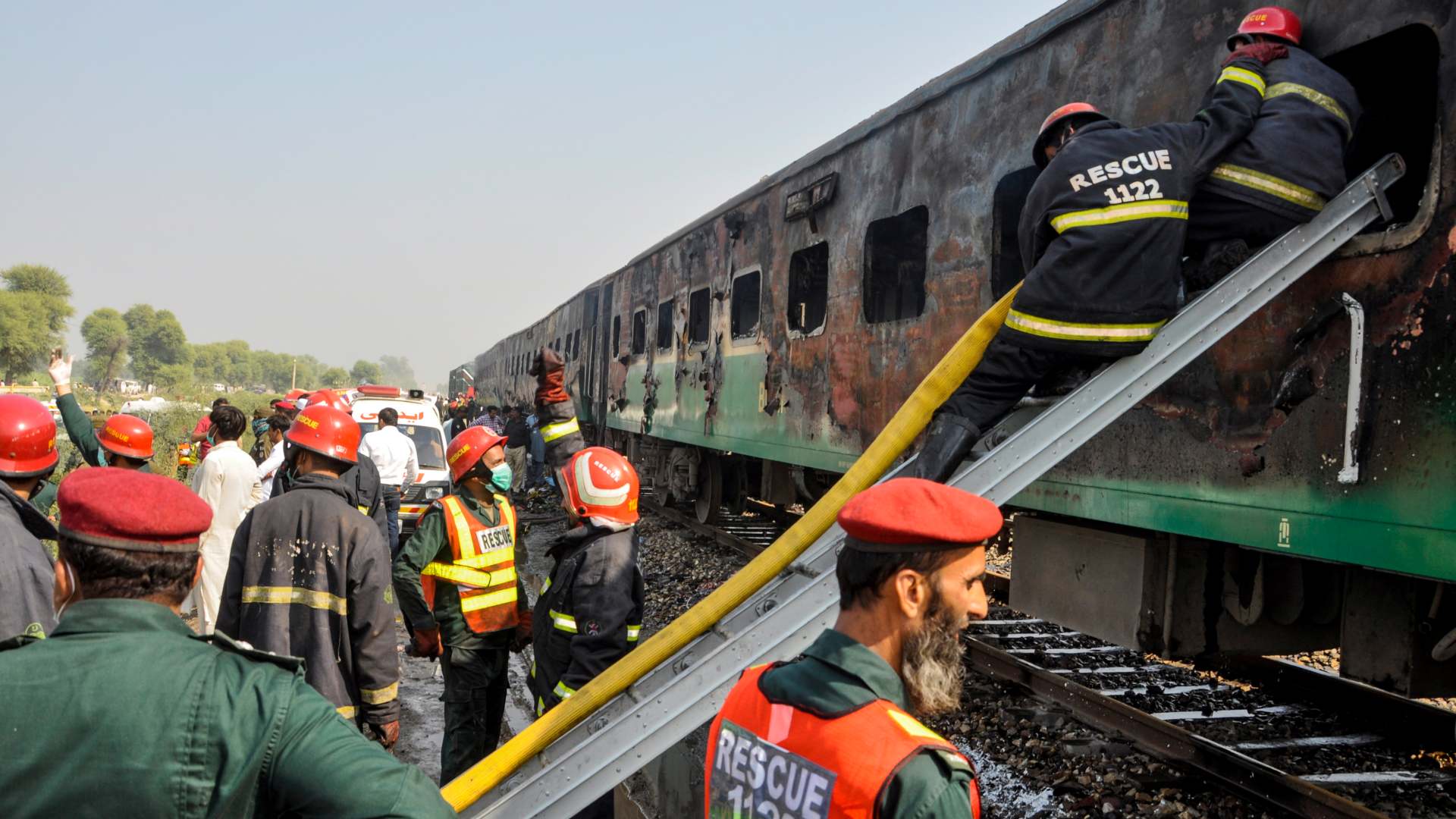 Al menos 73 muertos en el incendio de un tren en Pakistán