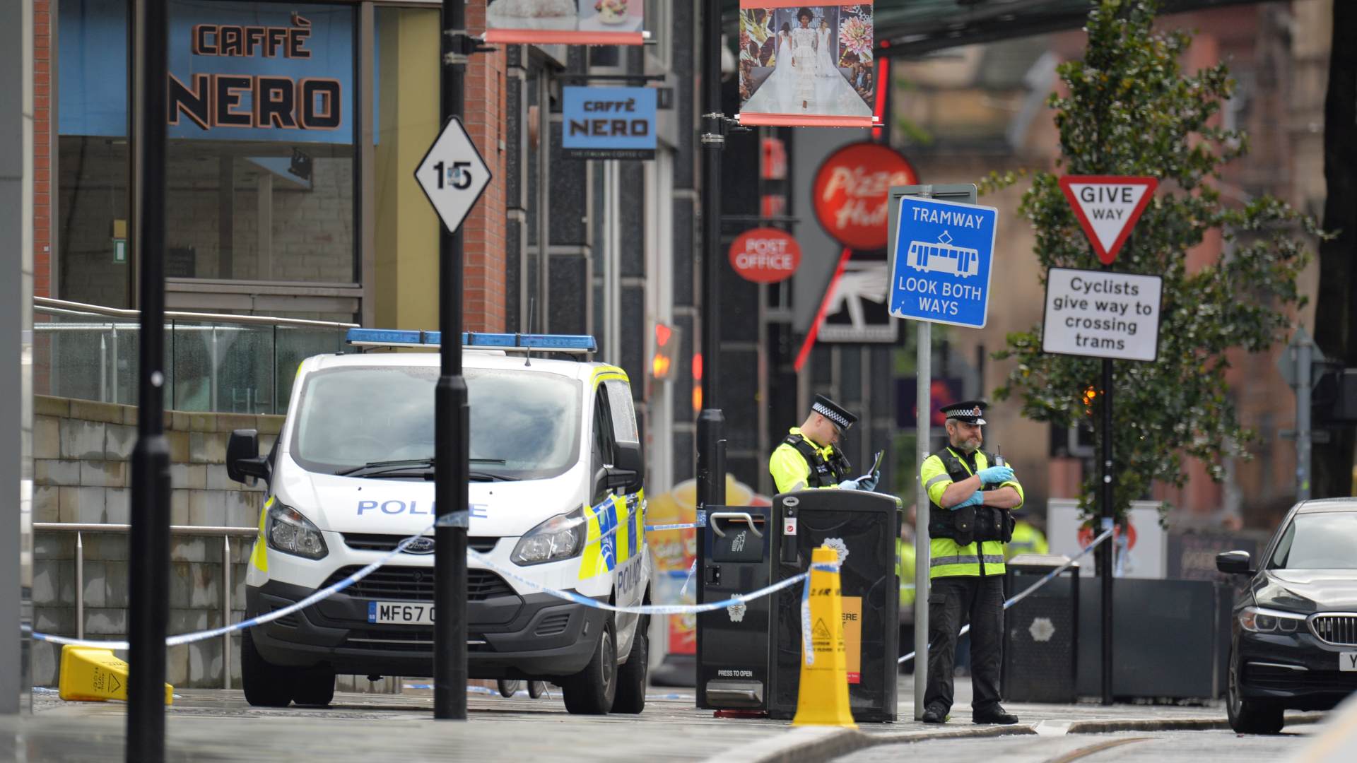Al menos cinco apuñalados cerca de un centro comercial de Manchester