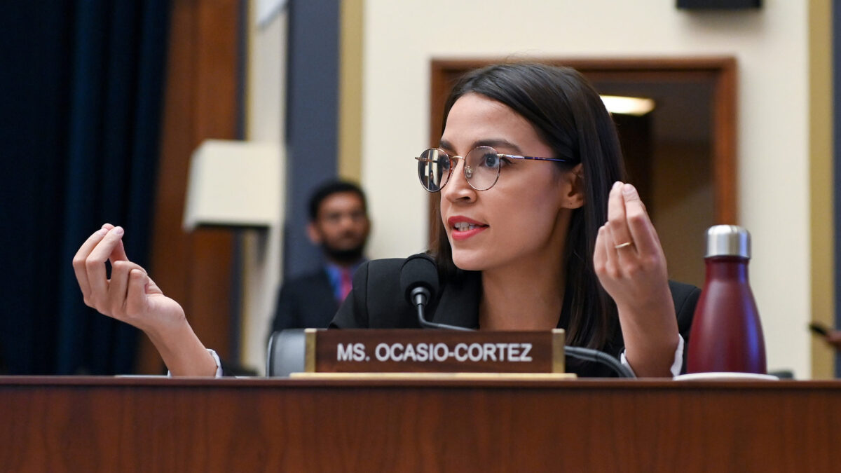 Alexandria Ocasio-Cortez acorrala a Mark Zuckerberg en un interrogatorio sobre los anuncios políticos en Facebook