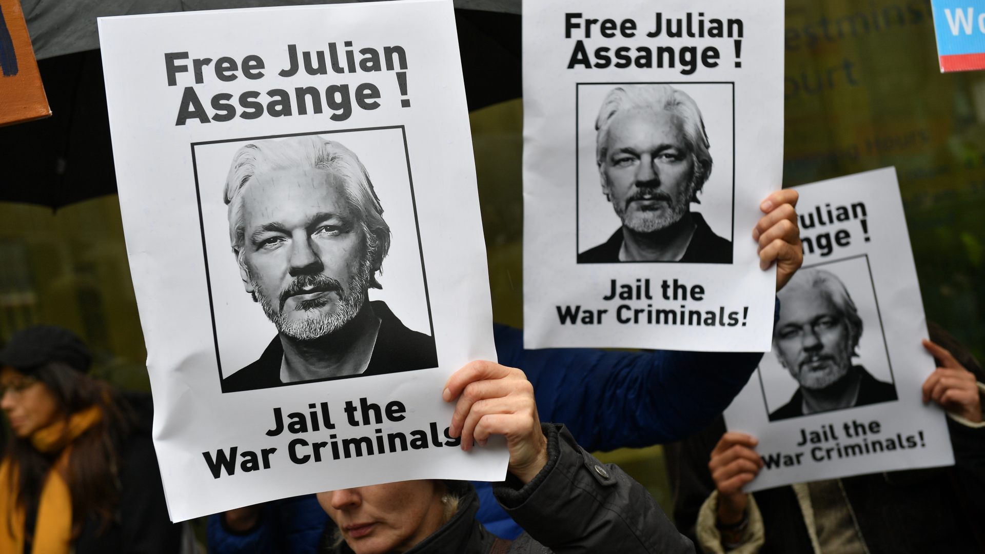Assange comparece balbuceante y por primera vez ante la Justicia británica