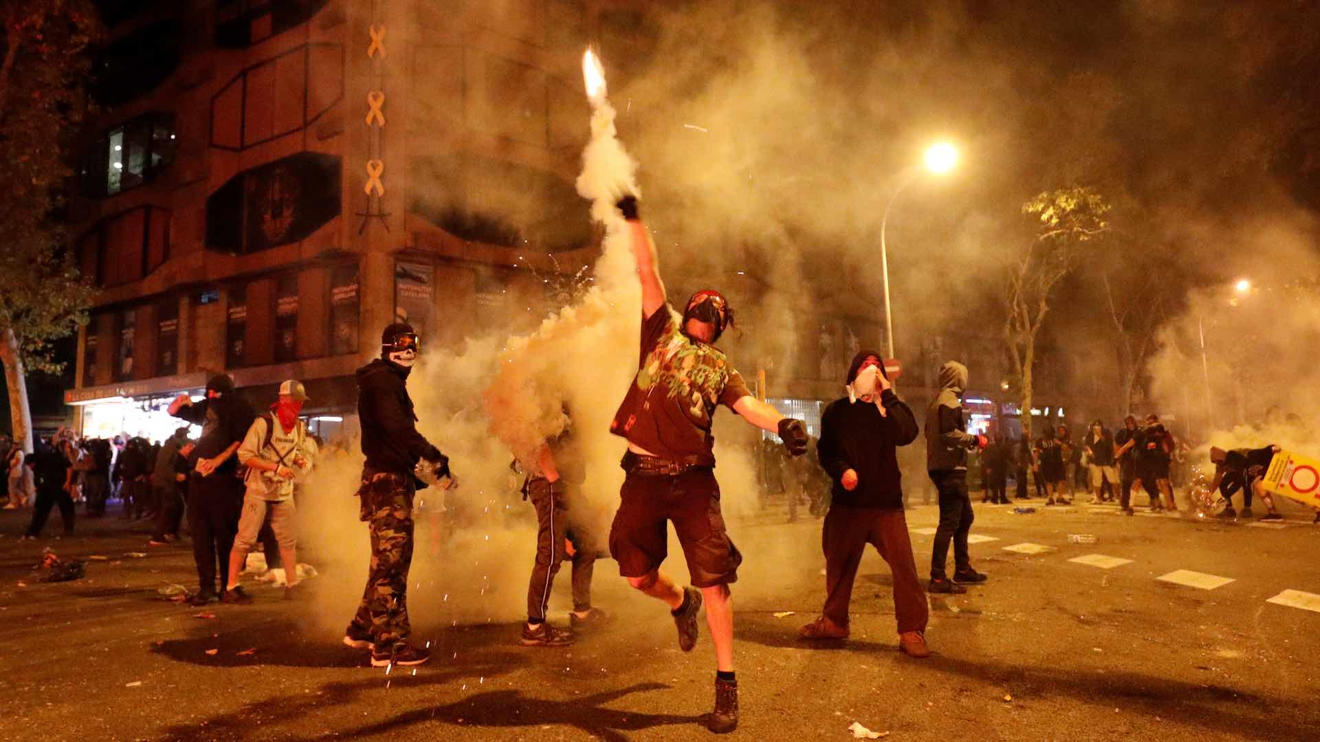 Al menos 54 detenidos y 182 heridos en la última noche de caos en Cataluña
