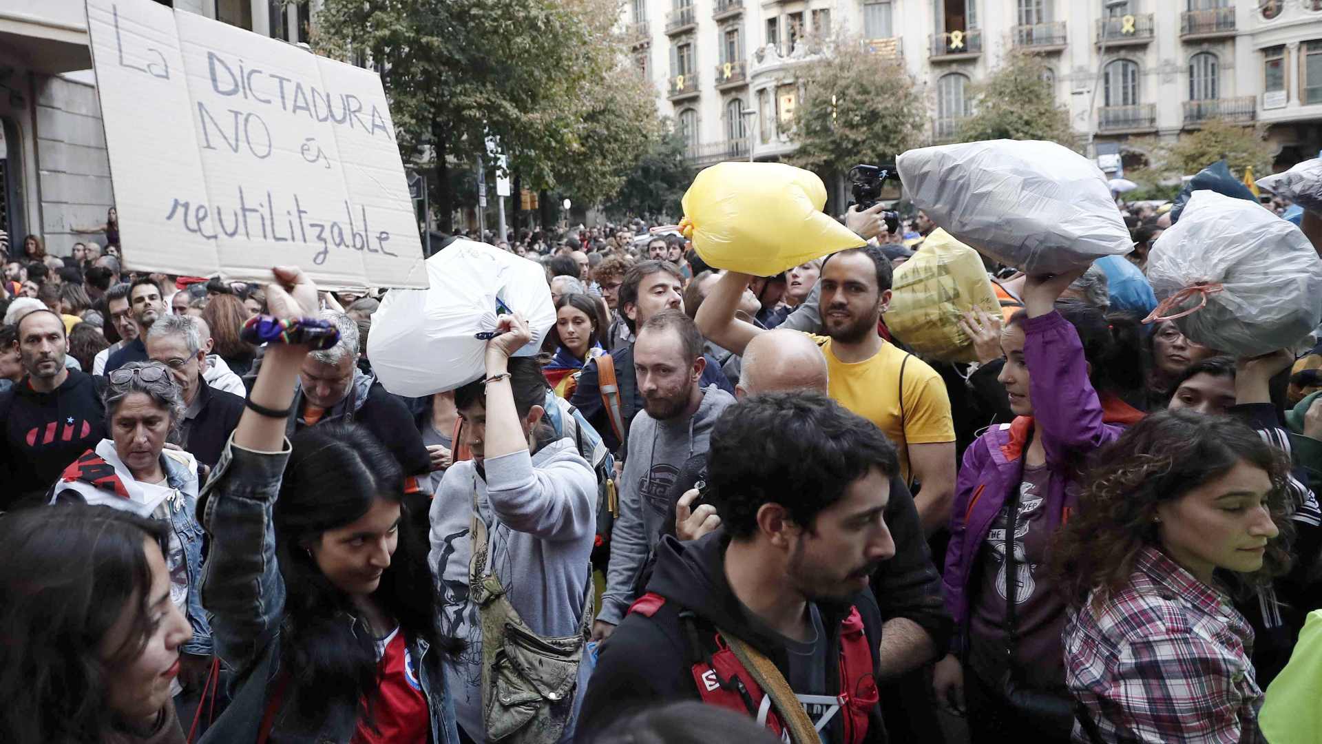 Los manifestantes arrojan bolsas de basura en el séptimo día de protestas