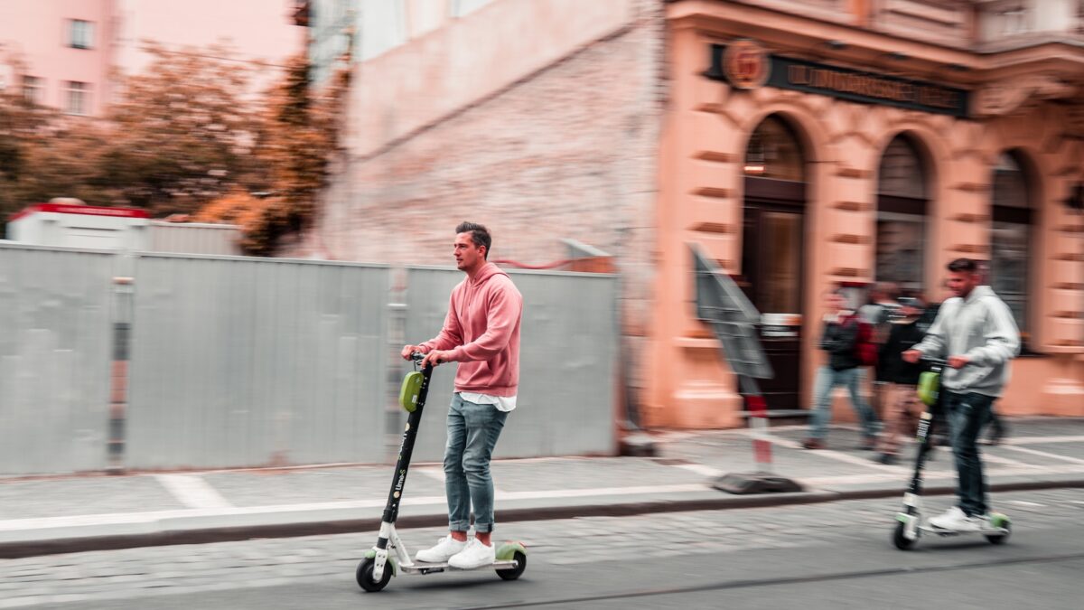 La DGT quiere hacer obligatorio el uso del casco para patinetes y bicicletas