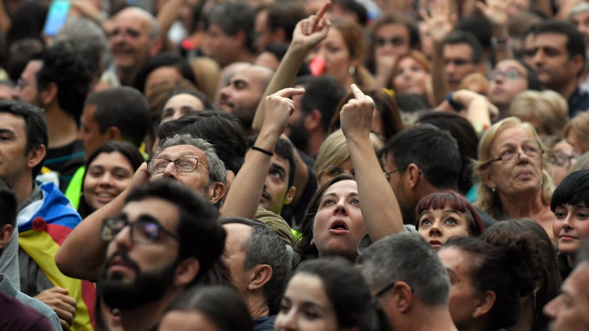 Detenido por intento de homicidio el manifestante que disparó pirotecnia contra un helicóptero de los Mossos