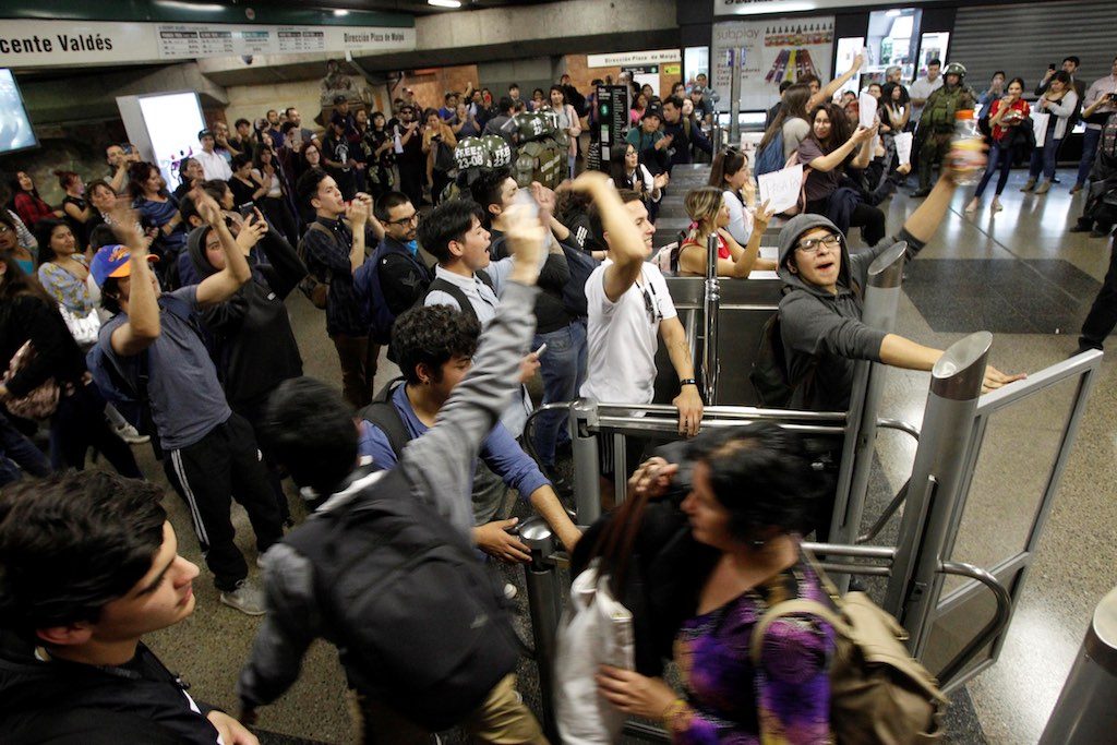 Chile decreta el estado de emergencia en Santiago por las protestas por el aumento del billete de metro 1