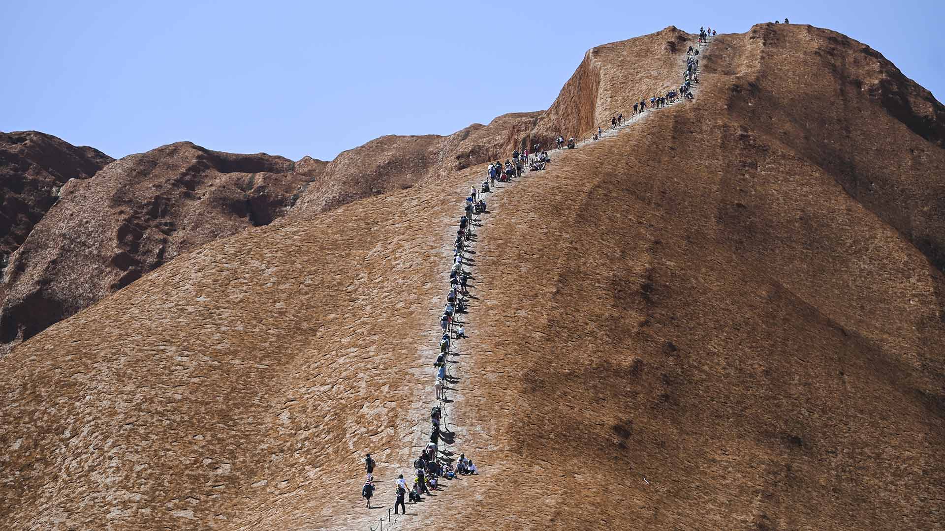 Cientos de turistas acuden al monolito Uluru antes de que Australia cierre el acceso