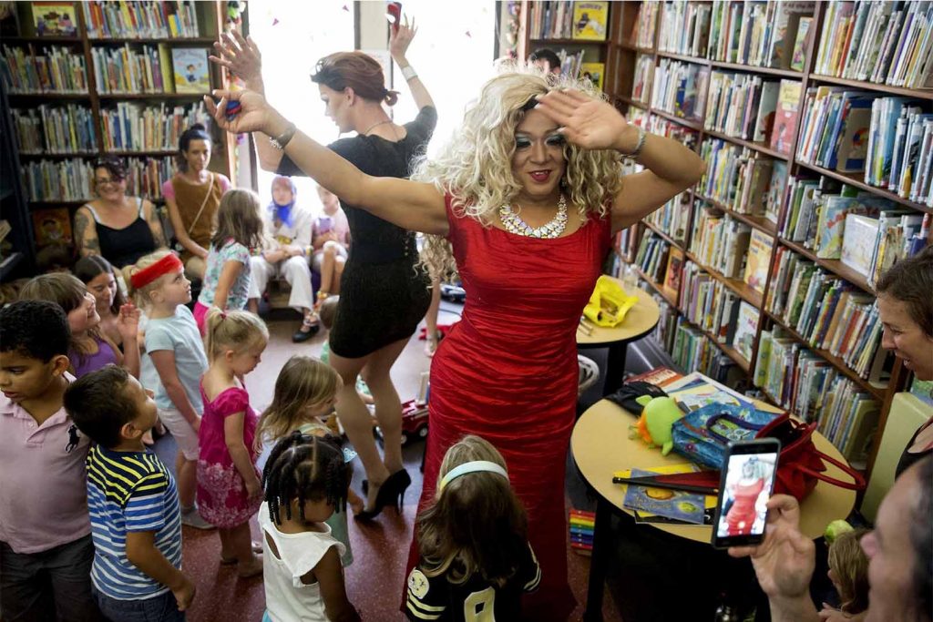 Colorín colorado: Drag Queens en bibliotecas para acabar con la transfobia en la infancia 2