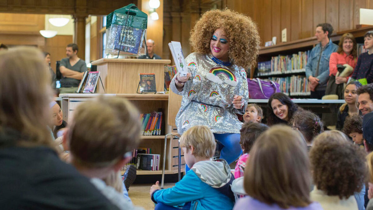 Colorín colorado: Drag Queens en bibliotecas para acabar con la transfobia en la infancia