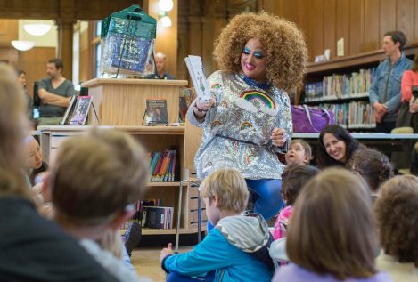 Colorín colorado: Drag Queens en bibliotecas para acabar con la transfobia en la infancia