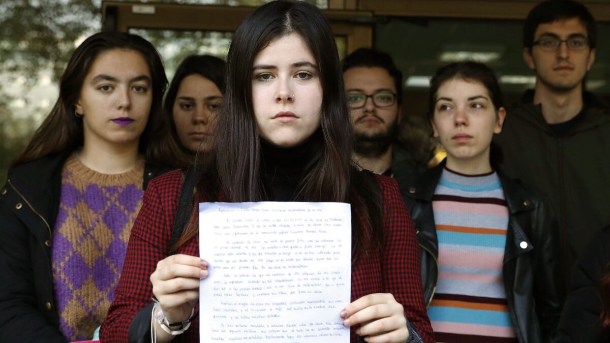 Suspendido un profesor gallego tras increpar a una alumna por llevar escote