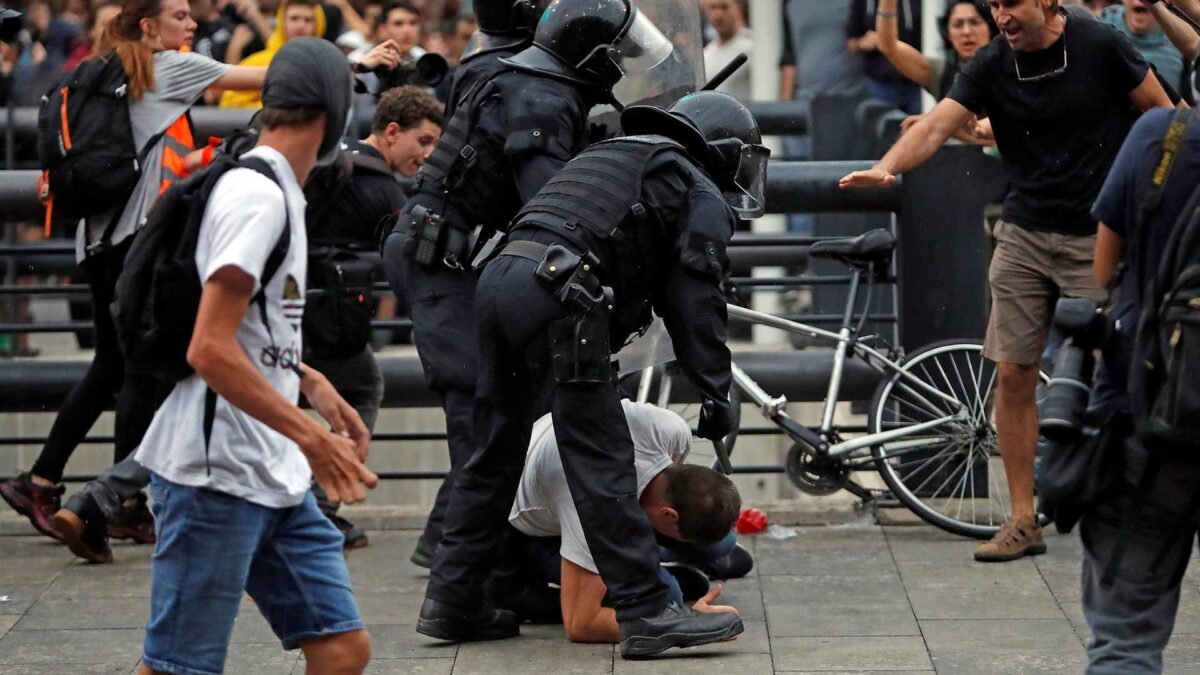 El Govern investigará a los Mossos que arrancaron un furgón con una manifestante encima