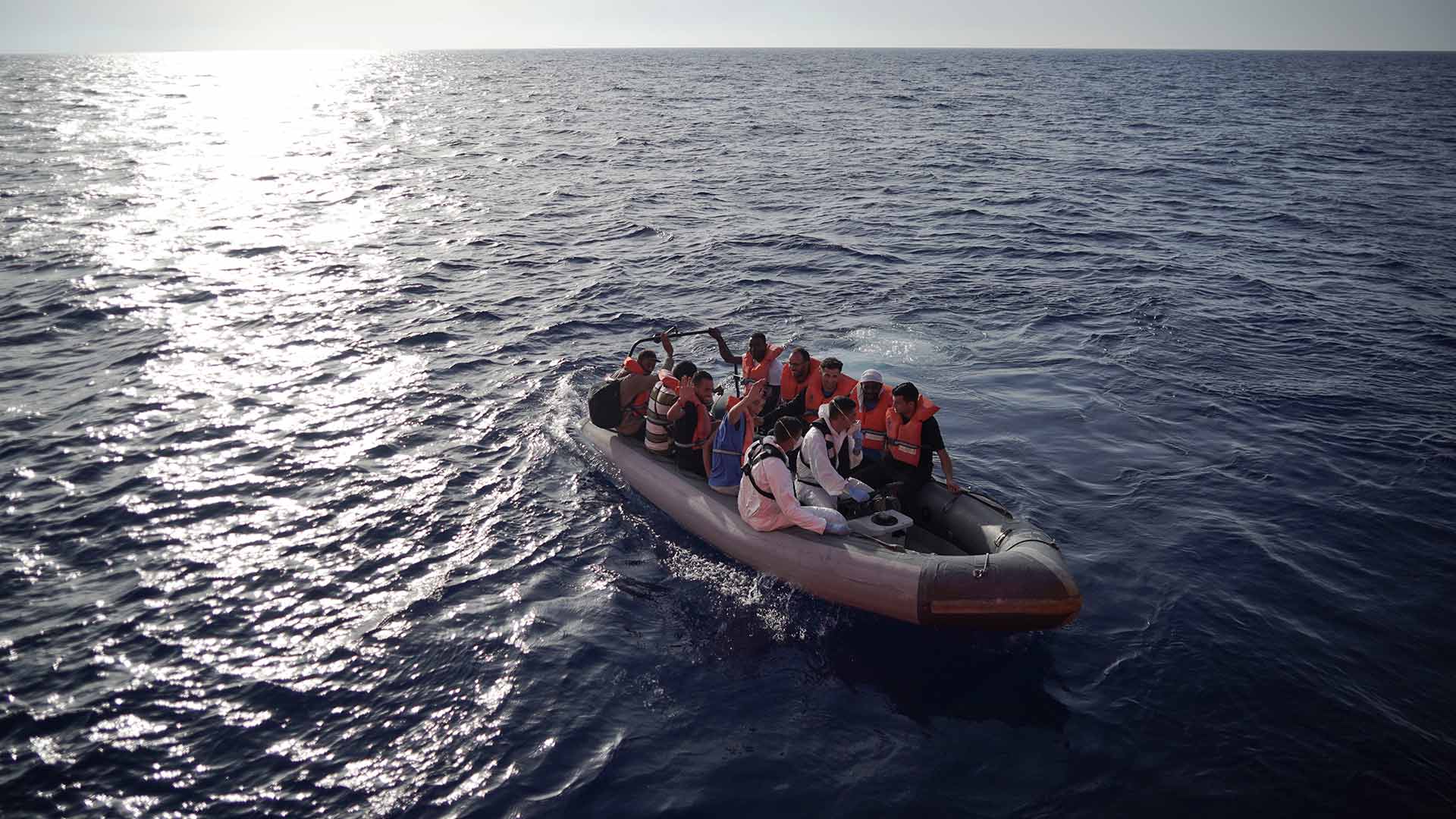 El Ocean Viking pide a la UE un puerto para desembarcar a los 176 migrantes rescatados frente a Libia