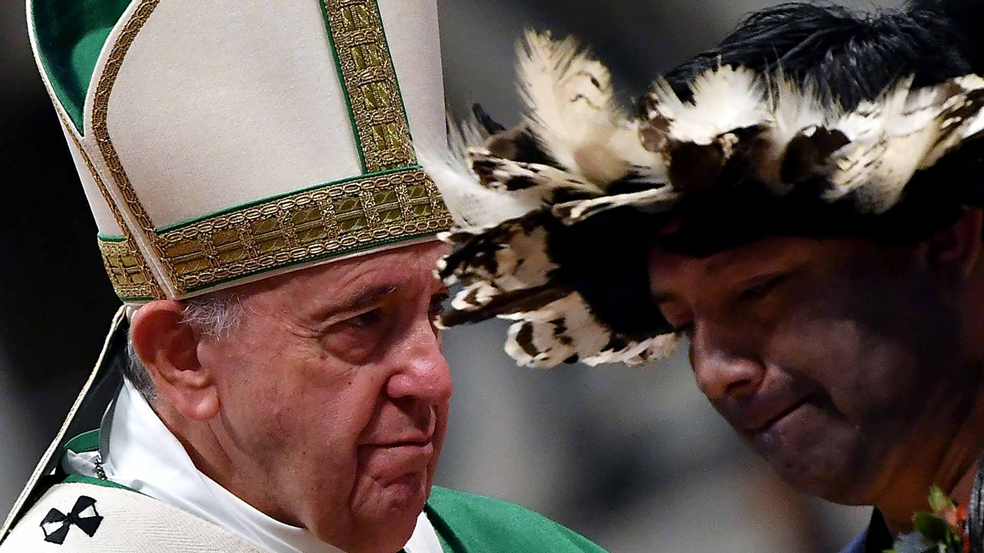 El papa afea que los curas se burlen de las plumas de los indígenas americanos