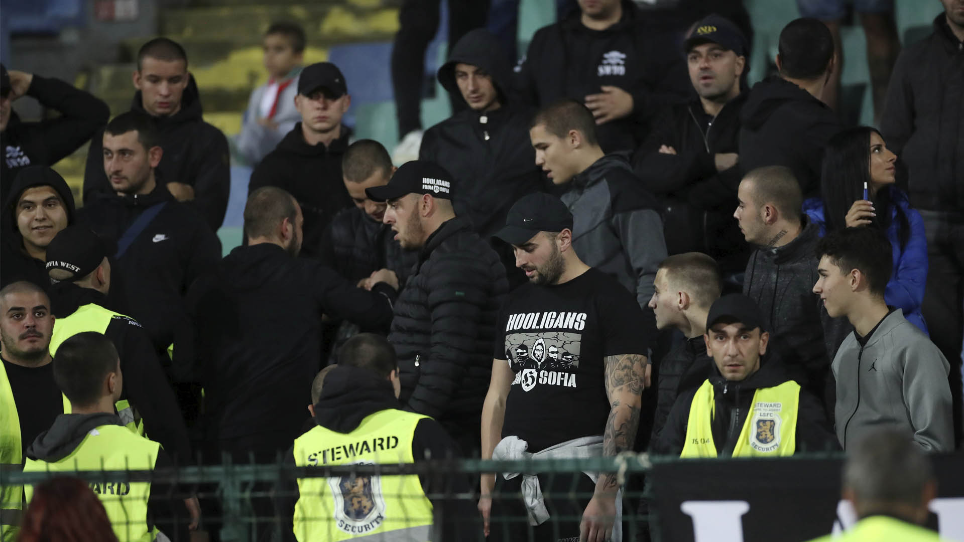 El polémico partido que se suspendió dos veces por los cánticos racistas de los fanáticos búlgaros 1