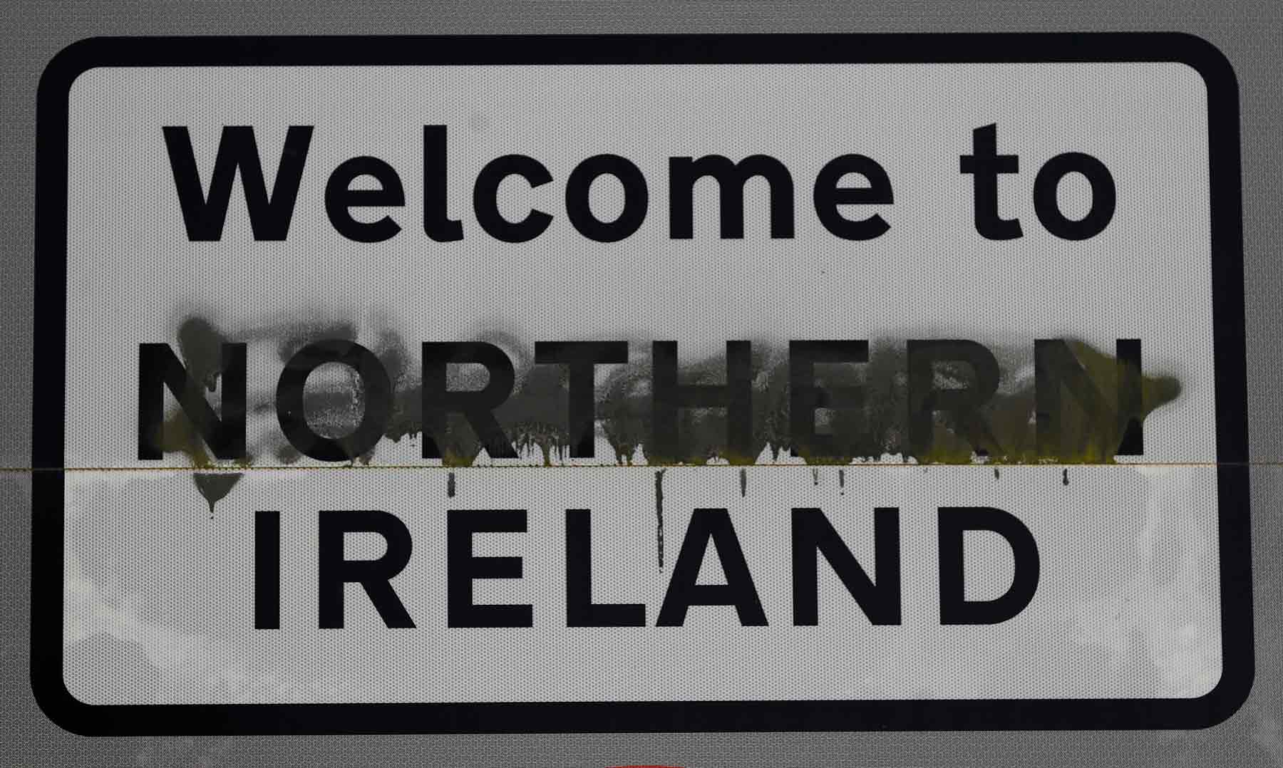Una bomba en un coche de policía de Irlanda del Norte reaviva los fantasmas del terrorismo