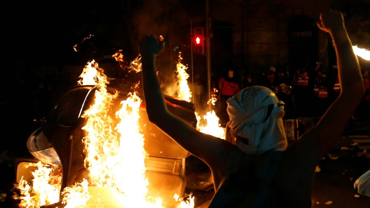 Enfrentamientos entre ultras de extrema derecha e independentistas en otra noche de disturbios en Barcelona