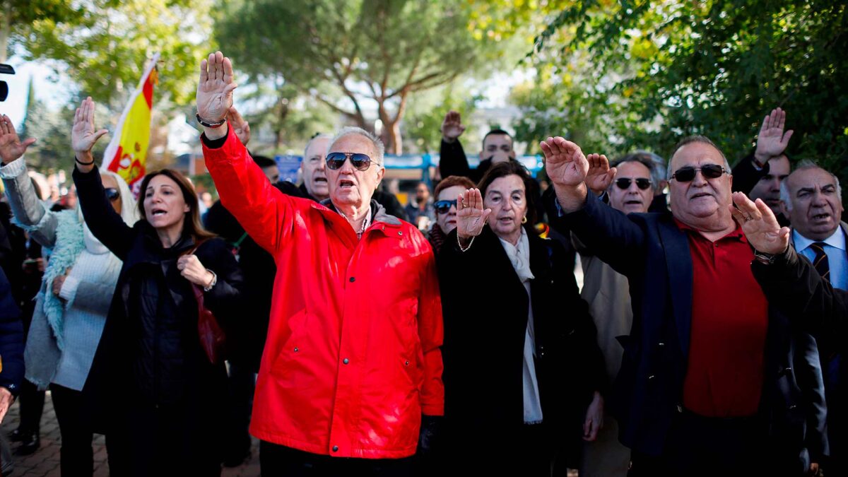 «Estamos aquí para agradecer a Franco 40 años de paz»: cánticos y rezos para despedir al dictador en Mingorrubio